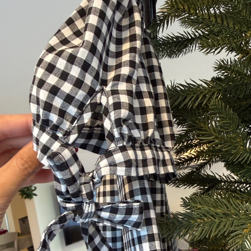 Elegant Gingham Off-Shoulder Blouse - Picture 2 of 3